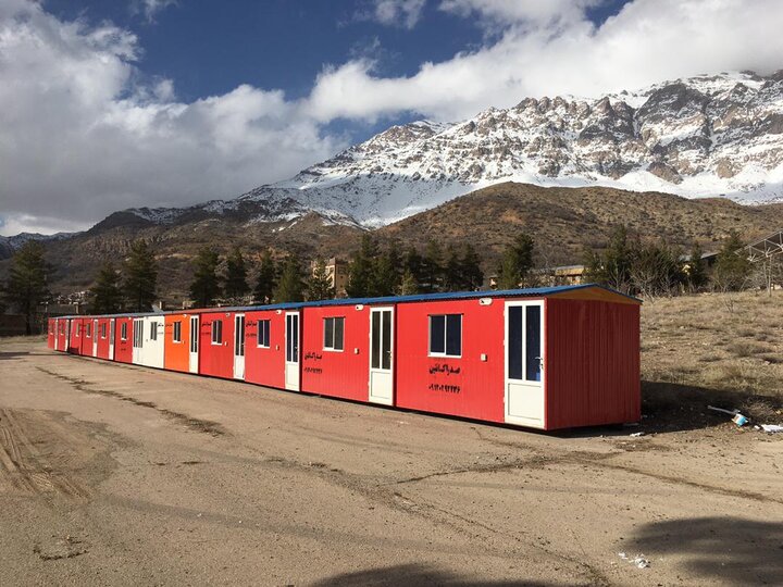 کانکس‌های اهدایی ستاد اجرایی فرمان امام به مناطق زلزله‌زده سی‌سخت رسید