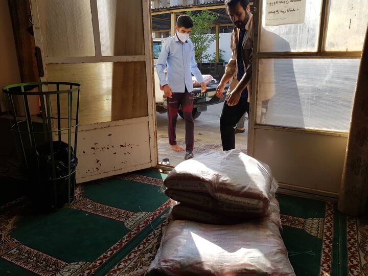 تحویل بسته های معیشتی جهت توزیع در میان خانوارهای اسیب دیده از کرونا در شهرستانهای بوشهر ، کنگان و دیلم