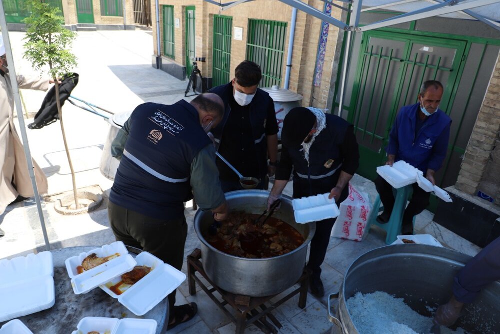 طبخ و توزیع ۸۰هزار پرس غذای گرم در مناطق محروم کشور توسط ستاد اجرایی فرمان امام