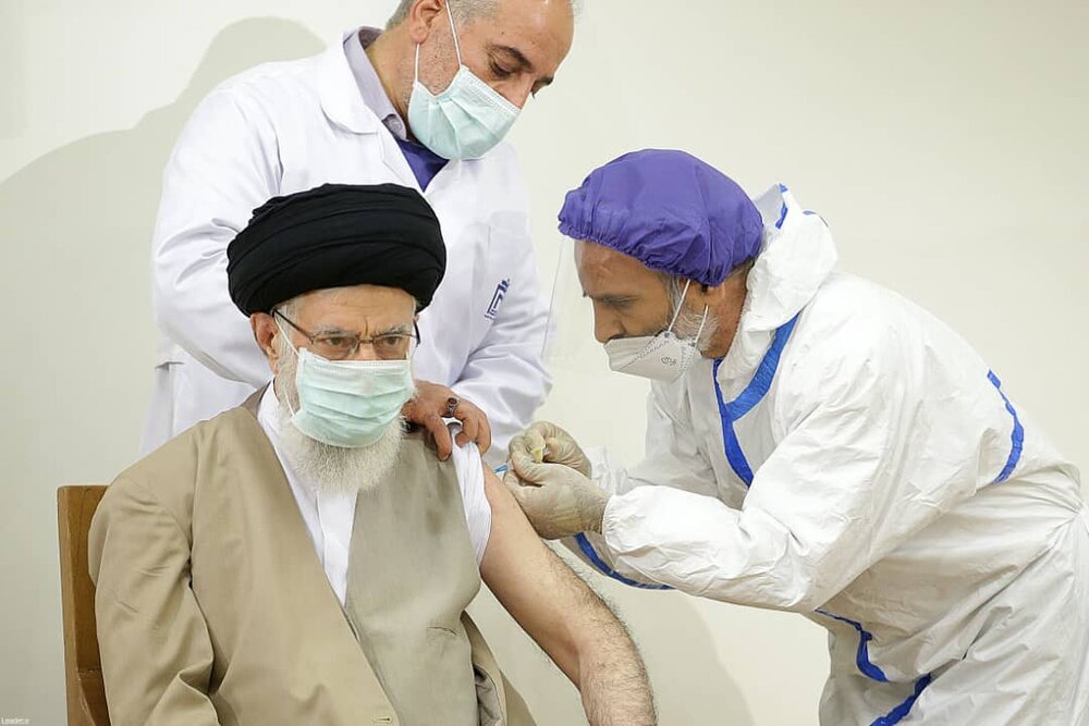 رهبر معظم انقلاب اسلامی دوز اول واکسن کوو ایران برکت را دریافت کردند