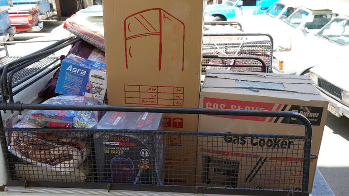 ستاد اجرایی فرمان امام خراسان جنوبی ۴۲ سری جهیزیه بین نوعروسان نیازمند توزیع کرد.