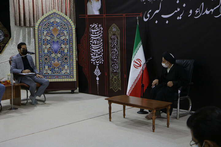 نماینده ولی فقیه در خراسان جنوبی در دیدار با پرسنل ستاد اجرایی فرمان امام خراسان جنوبی بر اطلاع رسانی خدمات نظام به مردم تاکید کرد.