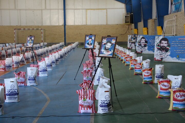 در ادامه رزمایش مواسات و کمک‌های مومنانه ۳۴۰بسته معیشتی در شهرستان فردوس توزیع شد.