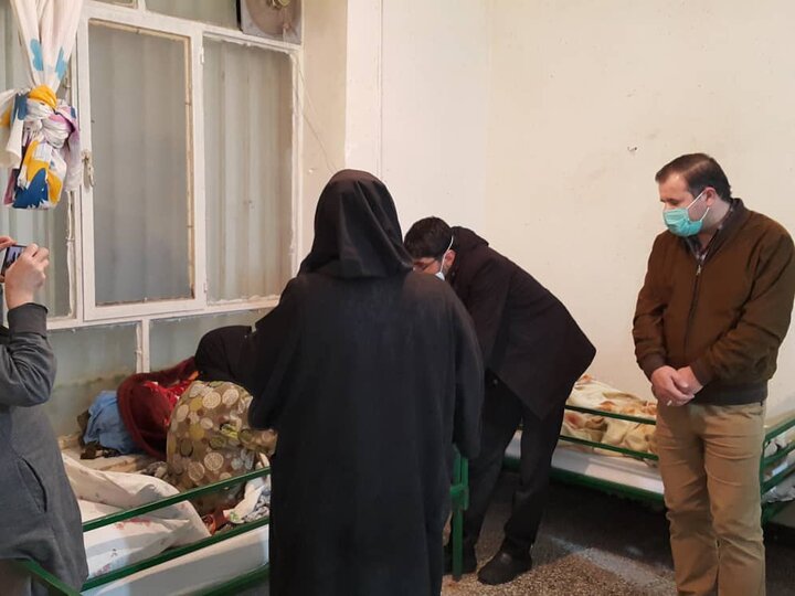 شب یلدایی متفاوت در کنار پدران و مادران سالمندی که چشم انتظار فرزندان خود بودند