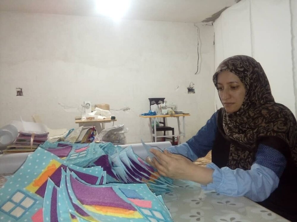 کارگاه تولید کتاب پارچه ای در شهر سی سخت - استان کهگیلویه و بویراحمد