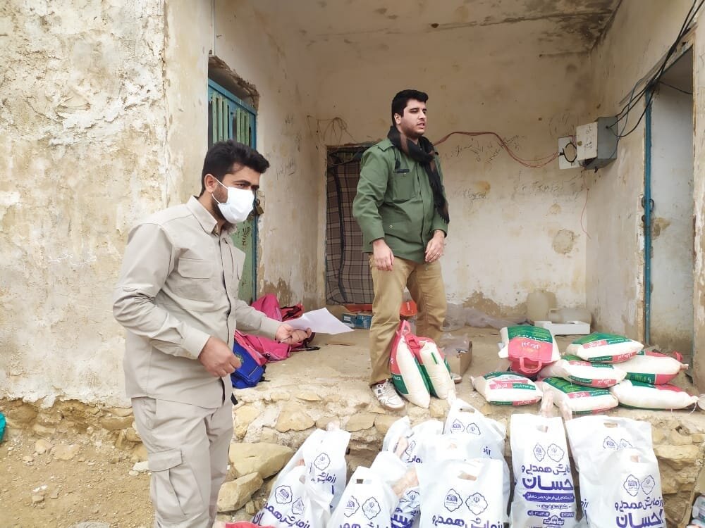 اهدا بسته های معیشتی و بهداشتی به ساکنین روستای عروه در روز ۲۲ بهمن
