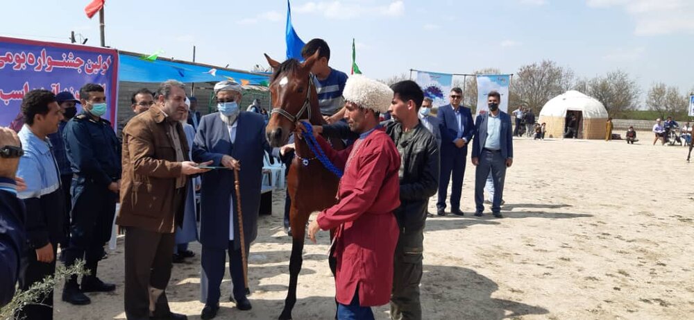  مراسم اعطای جوائز اولین جشنواره بومی محلی برترینهای شتر و اسب ترکمن در شهر کم برخوردار شهر وشمگیر شهرستان آق قلا
