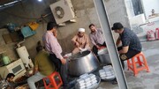 طبخ و توزیع غذای گرم در محله از سوی خانه احسان تنگک دوم بوشهر
