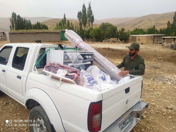 دلجویی ستاد اجرایی فرمان حضرت امام (ره) استان از بانوی عشایری که چادر و کپر محل زندگی وی دچار حریق شده بود