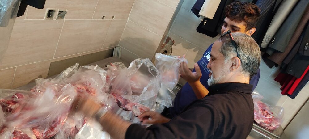 به همت خانه احسان محله ناسار و اسفنجان استان سمنان، توزیع گوشت گرم در بین 400 خانوار کم برخوردار توزیع گردید.