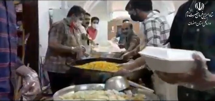 طبخ و توزیع 5000 پرس غذای گرم در مناطق محروم کاشان توسط گروه جهادی امام رضا(ع)