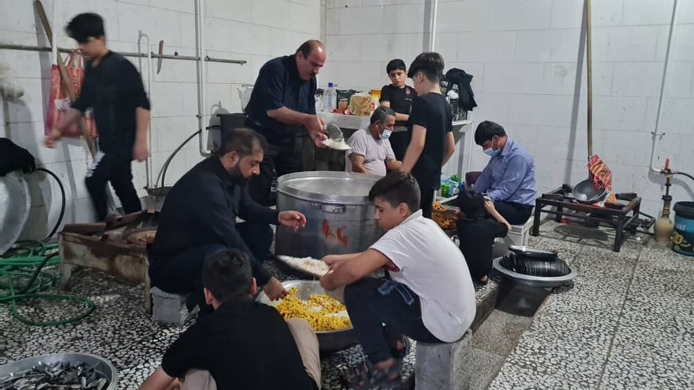 پخت غذا و توزیع در محلات حاشیه‌ نشین توسط خانه احسان چغادک
