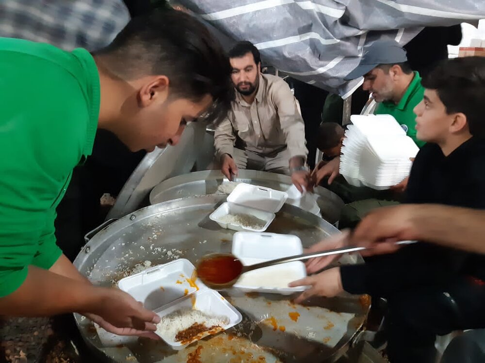 ۵۰ هزار لیتر شربت آبلیمو در بین زائران اربعین مرز مهران توزیع شده است