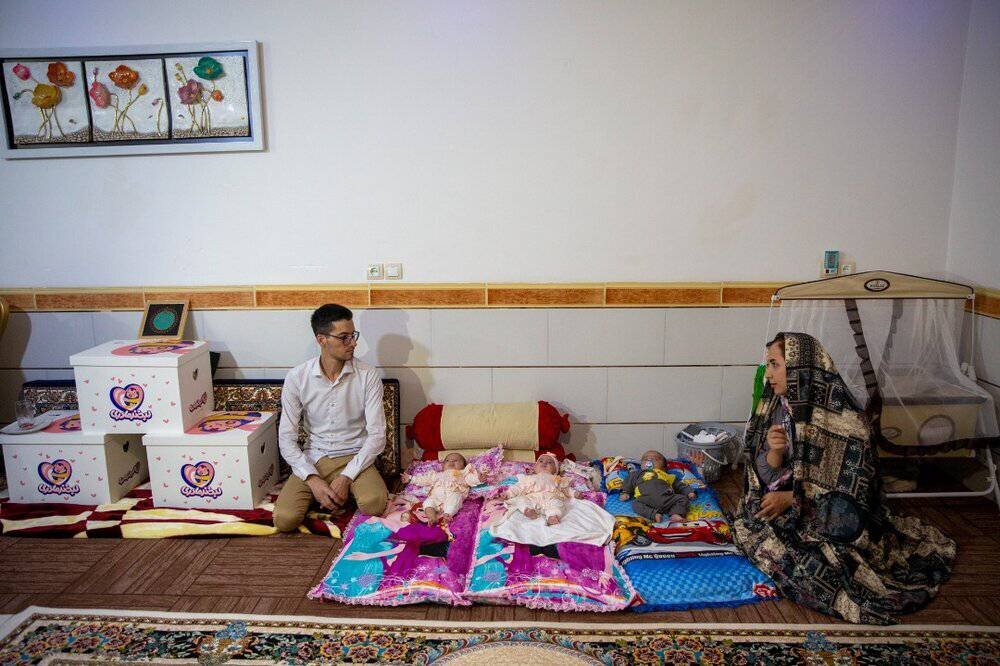 اهدای بسته‌های لبخند مادری به چندقلوهای سراسر ایران 