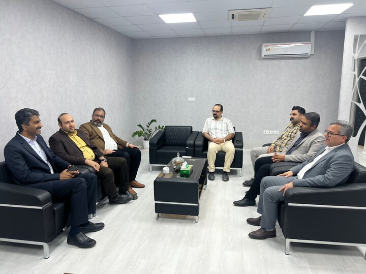 تقدیر رئیس دانشگاه جامع هرمزگان از بنیاد 15 خرداد