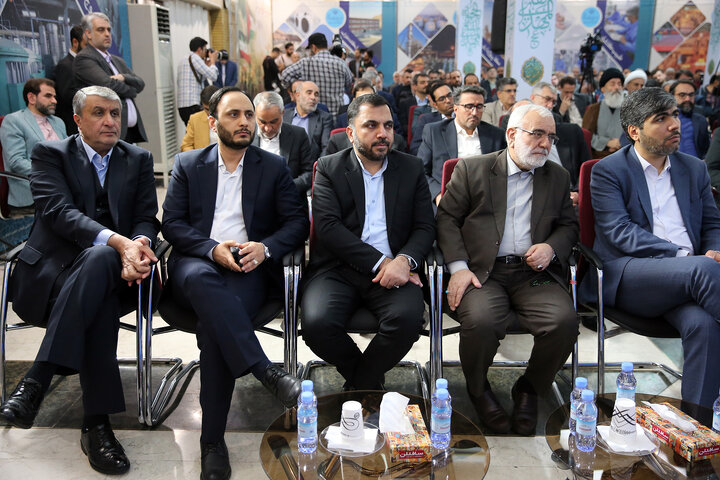 حضور رئیس سازمان اداری و استخدامی کشور، رییس کمیته امداد، وزیر ارتباطات، سخنگوی دولت و رییس سازمان انرژی اتمی در مراسم تودیع و معارفه رییس ستاد اجرایی فرمان امام