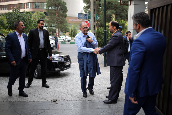 حضور عارف نوروزی سرپرست سابق ستاد در مراسم تودیع و معارفه رییس ستاد اجرایی فرمان امام