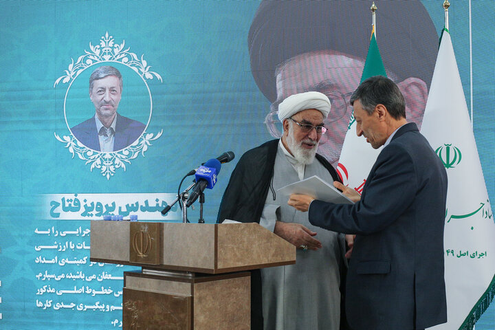 اهدای حکم رهبری به سیدپرویز فتاح توسط آیت‌الله محمدی گلپایگانی 