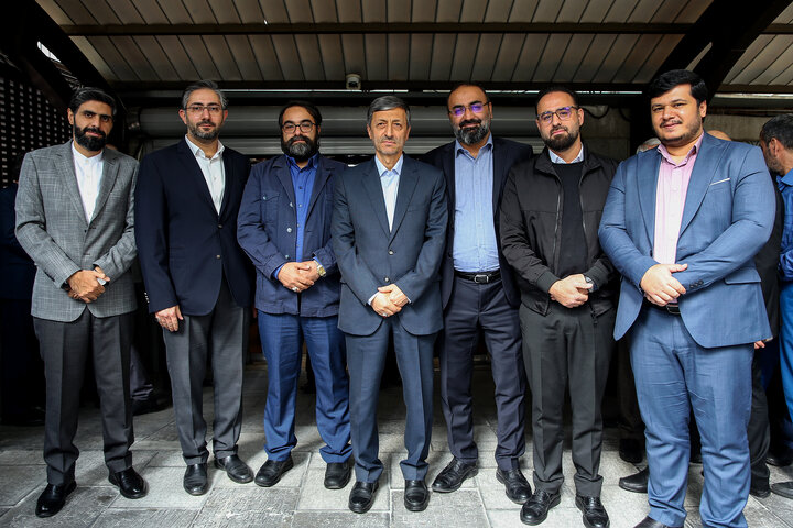 عکس یادگاری سیدپرویز فتاح رییس ستاد اجرایی فرمان امام با جمعی از فرزندان شهدا