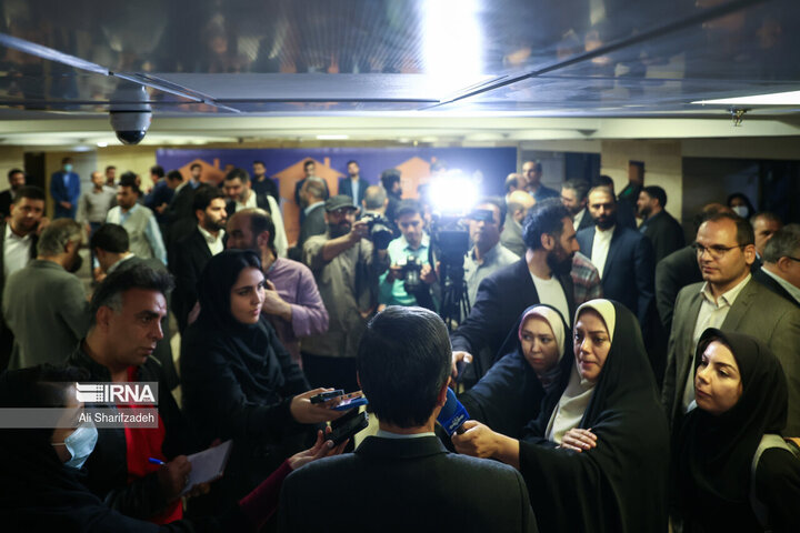 حضور سیدپرویز فتاح، رییس ستاداجرایی فرمان امام در جمع خبرنگاران