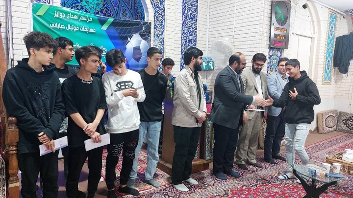 اهدای جایزۀ تیم های برتر استان تهران در جام شهدای پانزده خرداد