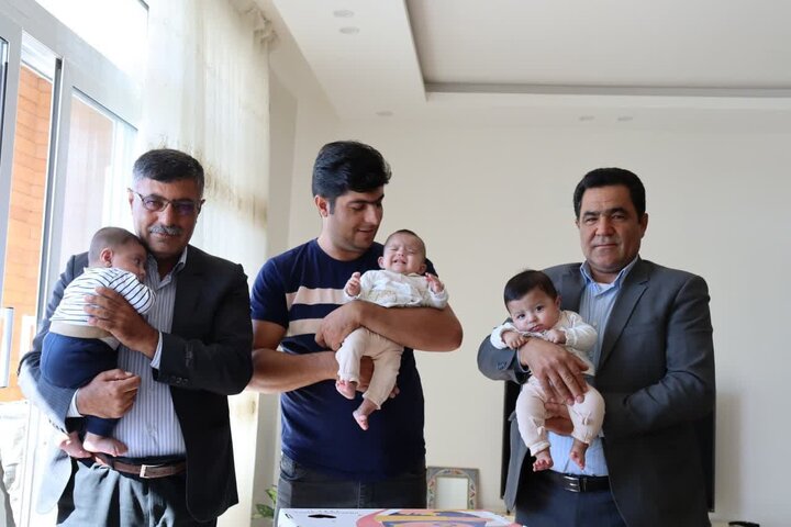 هدایای بنیاد ۱۵ خرداد به سه قلوهای بروجنی رسید