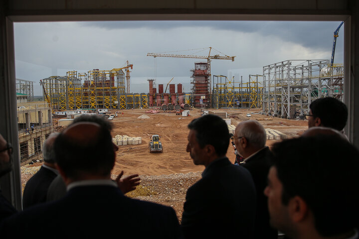 بازدید فتاح رییس ستاد اجرایی فرمان امام از کارخانه در حال ساخت قند شهدای دزفول