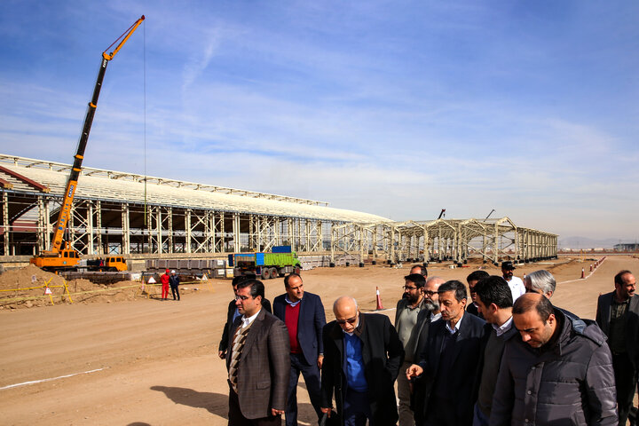 بازدید سید پرویز فتاح رییس ستاد اجرایی فرمان امام از پروژه کارخانه چادرمشکی در استان قم 