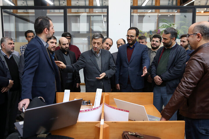 بازدید سیدپرویز فتاح رئیس ستاد اجرایی فرمان امام از شرکت های دانش بنیان ستاد اجرايى