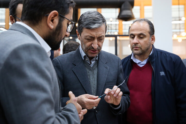 بازدید سیدپرویز فتاح رئیس ستاد اجرایی فرمان امام از شرکت های دانش بنیان ستاد اجرايى