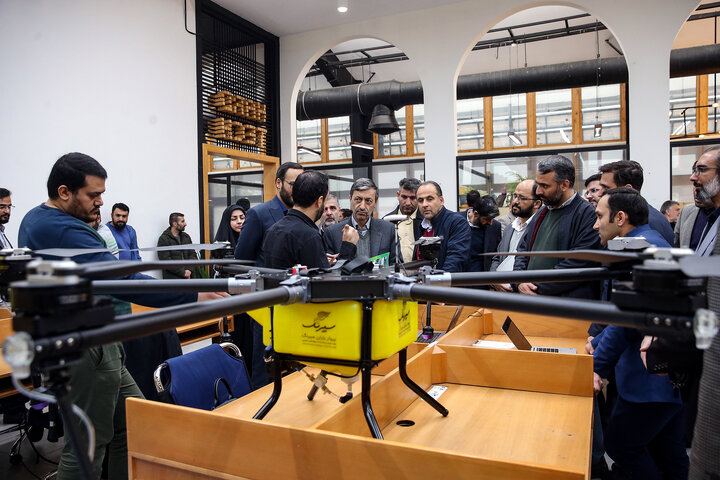 بازدید سیدپرویز فتاح رئیس ستاد اجرایی فرمان امام از شرکت های دانش بنیان ستاد اجرايى