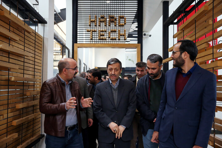بازدید سیدپرویز فتاح رئیس ستاد اجرایی فرمان امام از شرکت های دانش بنیان ستاد اجرايى