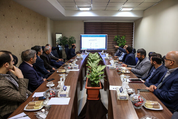 جلسه سیدپرویز فتاح رئیس ستاد اجرایی فرمان امام با مدیران موسسه دانش بنیان برکت