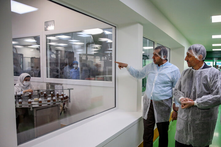 بازدید رئیس ستاد اجرایی فرمان امام از کارخانه‌های تولید دارو و ایران دارو