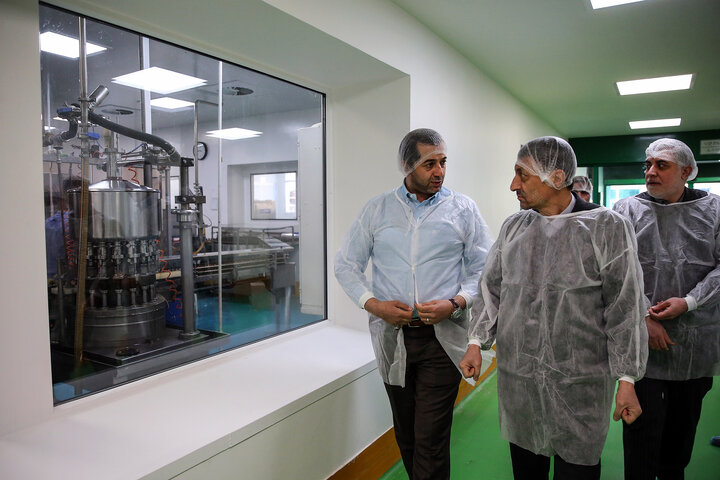 بازدید رئیس ستاد اجرایی فرمان امام از کارخانه‌های تولید دارو و ایران دارو