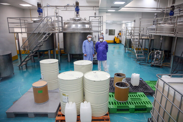 بازدید رئیس ستاد اجرایی فرمان امام از کارخانه‌های تولید دارو و ایران دارو