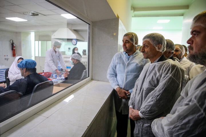 بازدید رئیس ستاد اجرایی فرمان امام از کارخانه‌های تولید دارو و ایران دارو