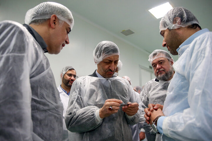 بازدید رئیس ستاد اجرایی فرمان امام از کارخانه‌های تولید دارو و ایران دارو