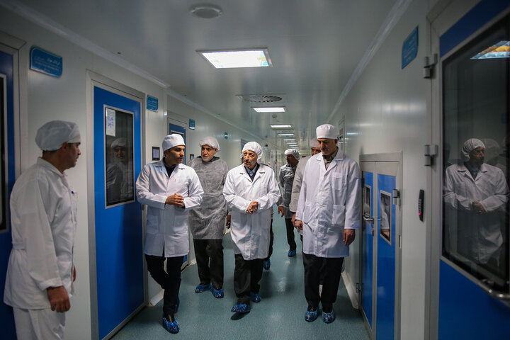 بازدید رئیس ستاد اجرایی فرمان امام از کارخانه‌های تولید دارو و ایران دارو