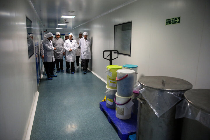 بازدید رئیس ستاد اجرایی فرمان امام از کارخانه‌های تولید دارو و ایران دارو