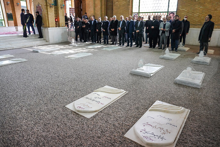 تجدید میثاق رئیس ستاد اجرایی فرمان امام، مدیران و کارکنان ستاد با آرمان‌های امام راحل و شهدای انقلاب اسلامی