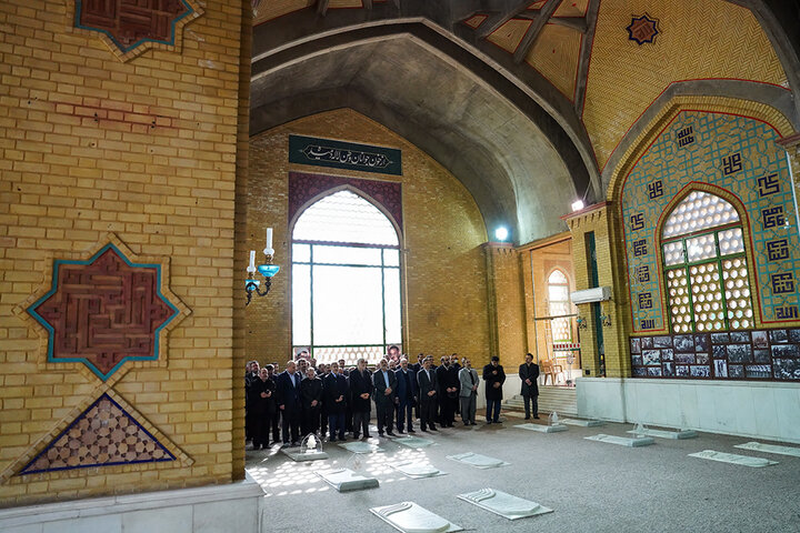 تجدید میثاق رئیس ستاد اجرایی فرمان امام، مدیران و کارکنان ستاد با آرمان‌های امام راحل و شهدای انقلاب اسلامی