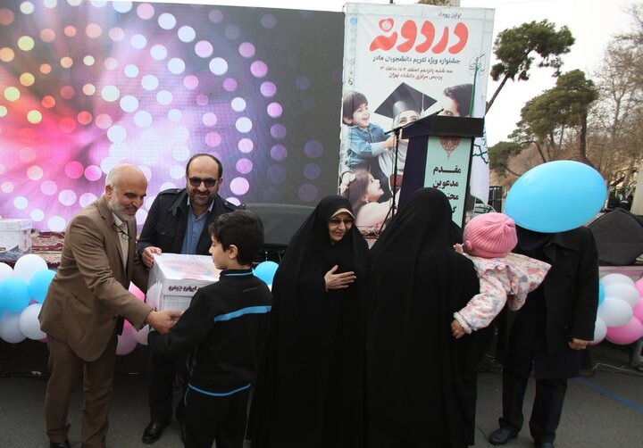 تجلیل بنیاد ۱۵ خرداد از ۲۲۰ زوج دانشجوی دارای ۳ فرزند و بیشتر