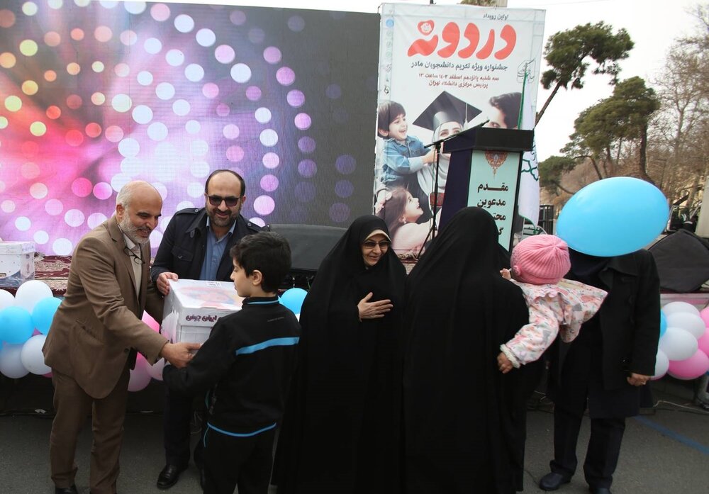 تجلیل بنیاد ۱۵ خرداد از ۲۲۰ زوج دانشجوی دارای ۳ فرزند و بیشتر