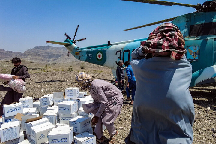 توزیع بسته های معیشتی در مناطق سیل زده سیستان و بلوچستان