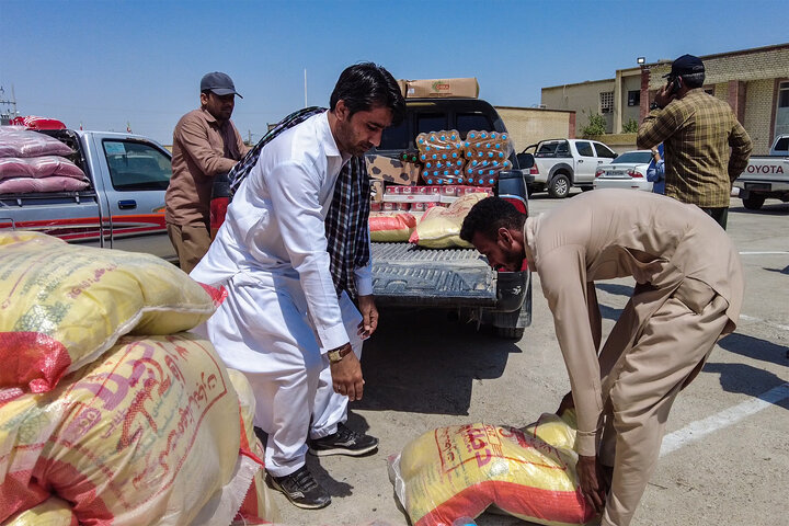 توزیع بسته های معیشتی در مناطق سیل زده سیستان و بلوچستان