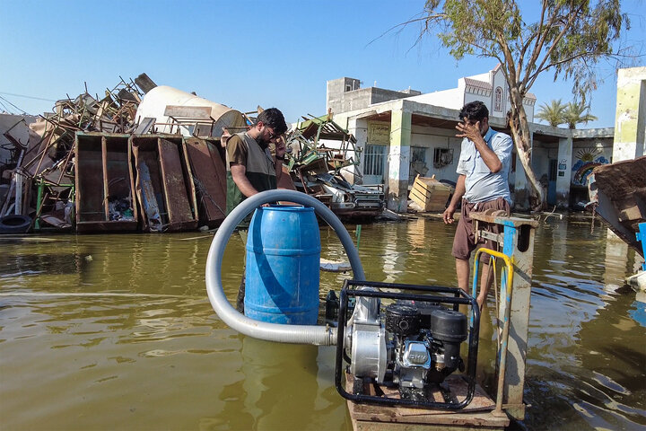 تخلیه آب گرفتگی منازل سیل زده سیستان و بلوچستان