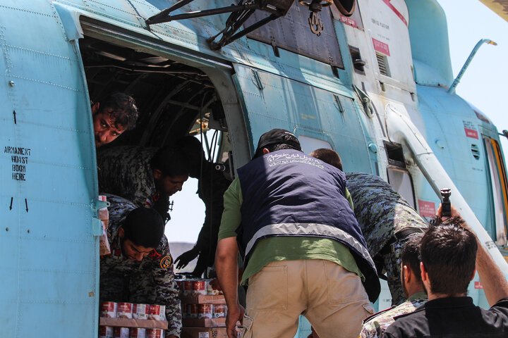 توزیع بسته های معیشتی در مناطق سیل زده سیستان و بلوچستان