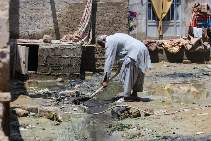 توزیع بسته های معیشتی در مناطق سیل زده سیستان و بلوچستان