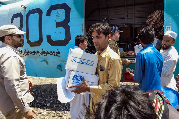 توزیع بسته های معیشتی در مناطق سیل زده سیستان و بلوچستان